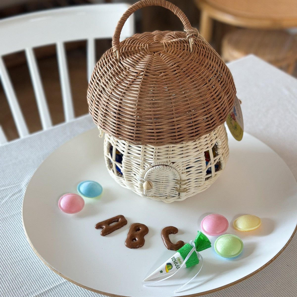 Rattan Pilzhaus Korb Mushroom von Rex London mit liebevollen Schulstart-Details dekoriert