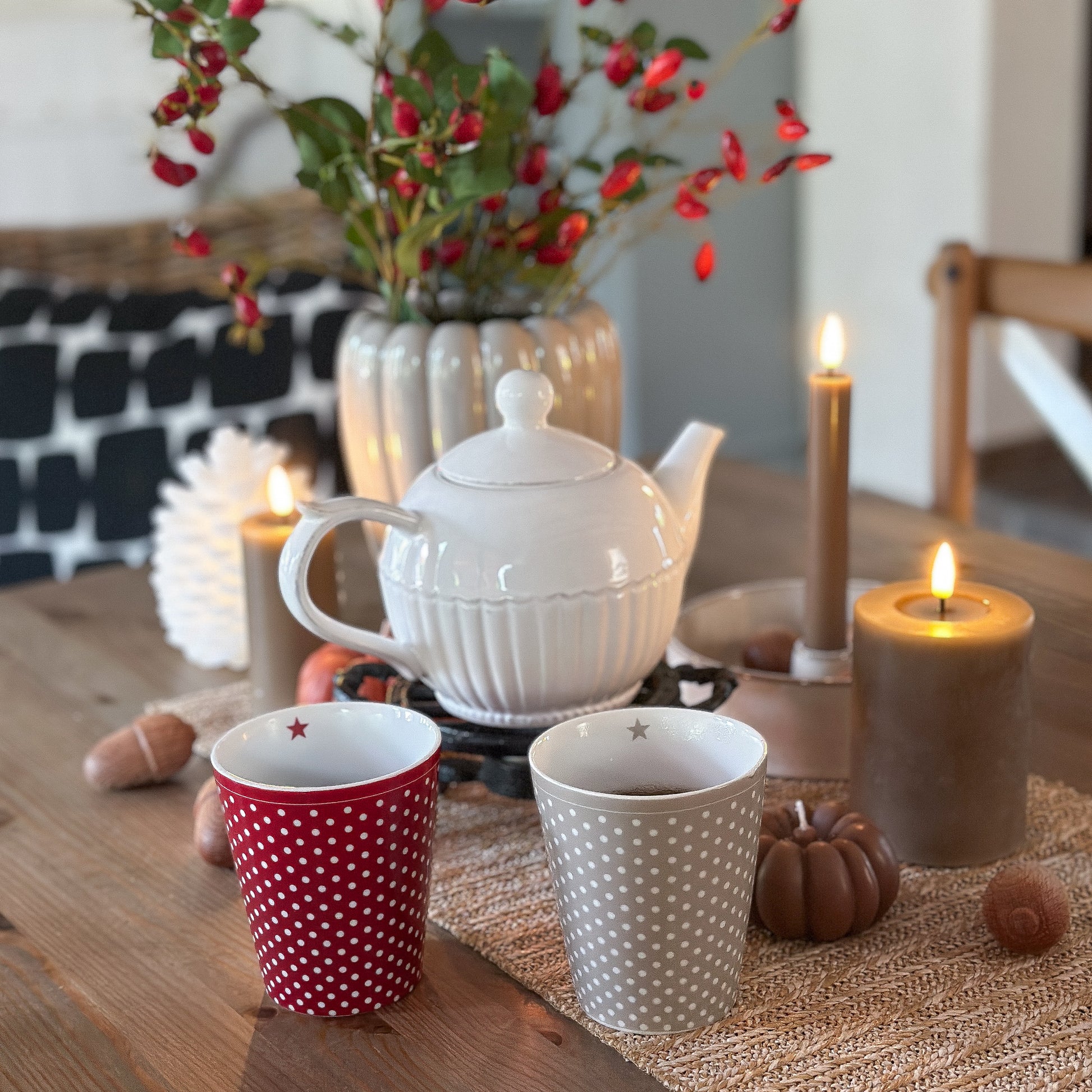 Rote Keramikbecher Tasse Happy Mug "Micro Dots" von Krasilnikoff, Geschirr mit weißen Punkten, hübsches Design, Nahaufnahme