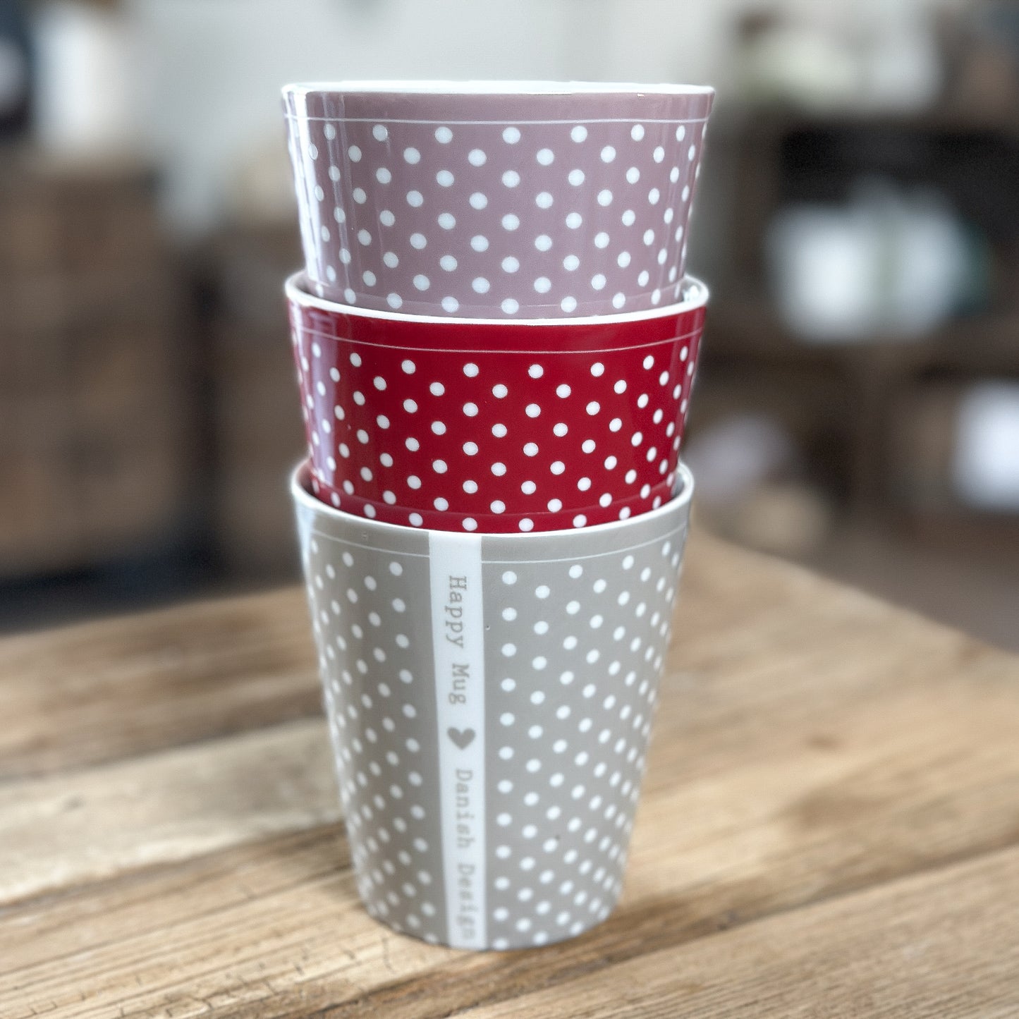Rote Keramikbecher "Happy Mug" mit Mikropunkten von Krasilnikoff, ideal als Geschirr für Kaffee oder Tee.