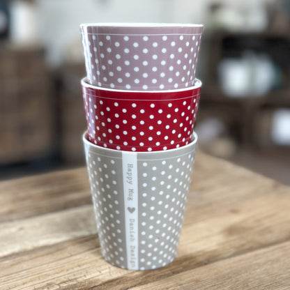 Rote Keramikbecher "Happy Mug" mit Mikropunkten von Krasilnikoff, ideal als Geschirr für Kaffee oder Tee.