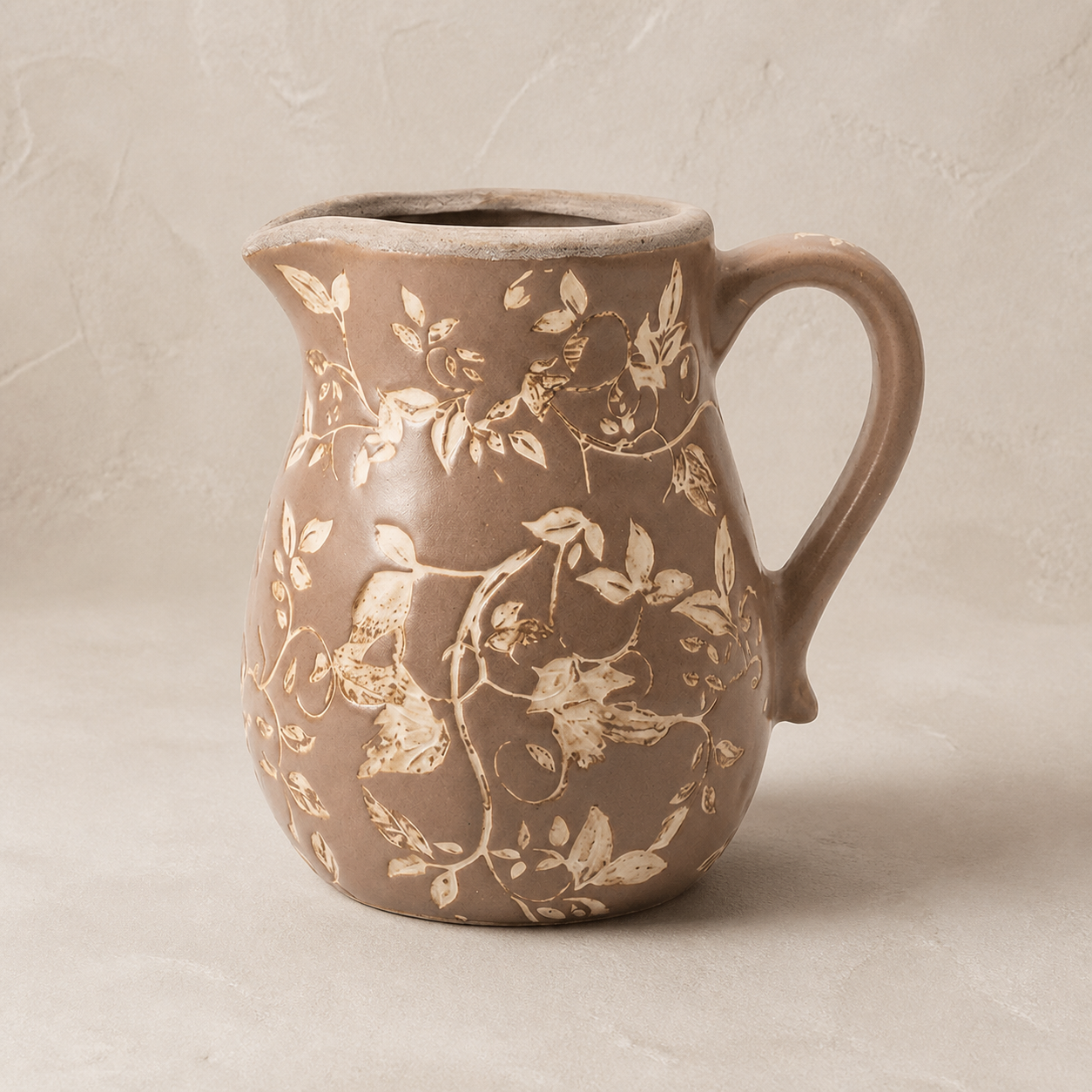 Brauner Keramikkrug Flower mit floralem Muster