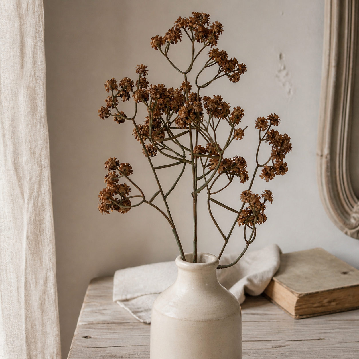 Braunes Kunst-Schleierkraut in einer herbstlichen Vase