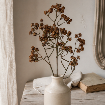 Braunes Kunst-Schleierkraut in einer herbstlichen Vase