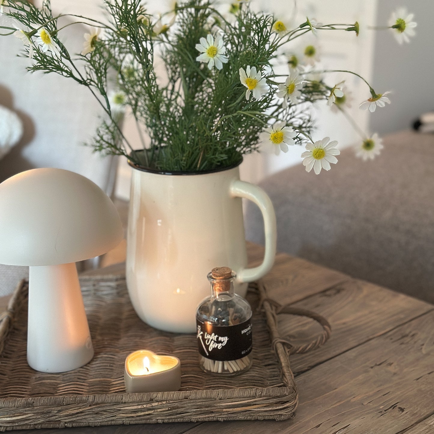 Zwei cremefarbene Kerzenhalter in Herzform aus dem Leeff Kerzen Geschenk Set "Hanne" auf weißem Hintergrund.