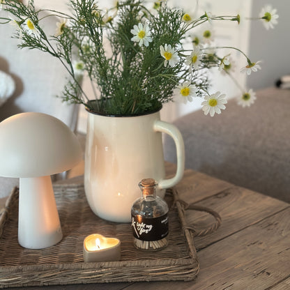 Zwei cremefarbene Kerzenhalter in Herzform aus dem Leeff Kerzen Geschenk Set "Hanne" auf weißem Hintergrund.