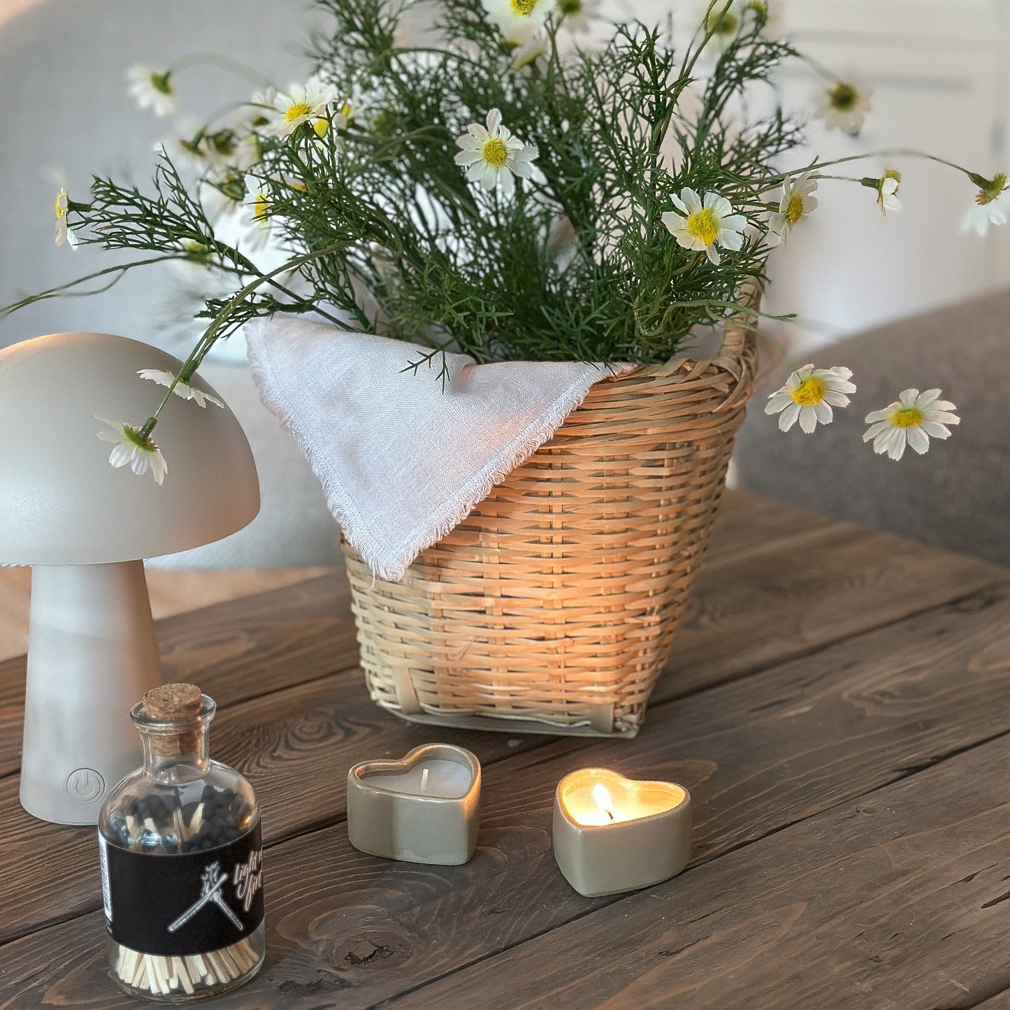 Zwei cremefarbene Kerzenhalter in Herzform, Teil des leeff Kerzen Geschenk Sets "Hanne" in einem stilvollen 2er Set