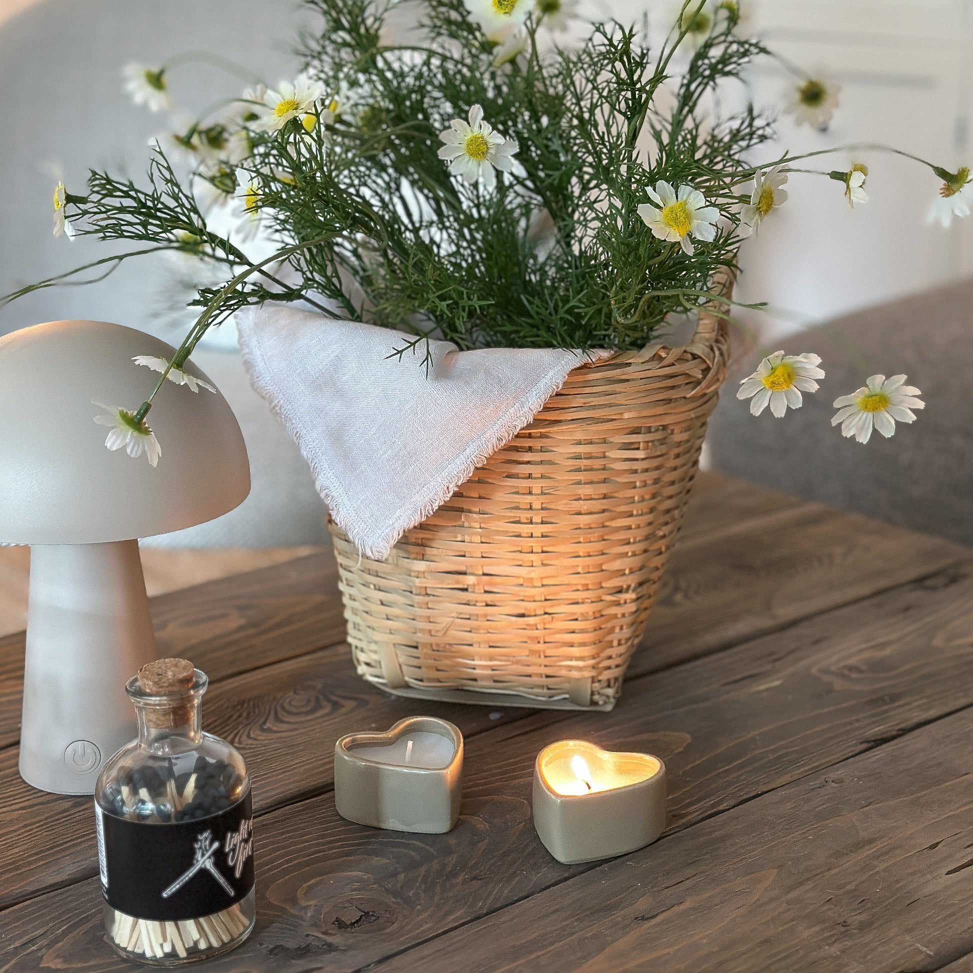Zwei cremefarbene Kerzenhalter in Herzform, Teil des leeff Kerzen Geschenk Sets "Hanne" in einem stilvollen 2er Set