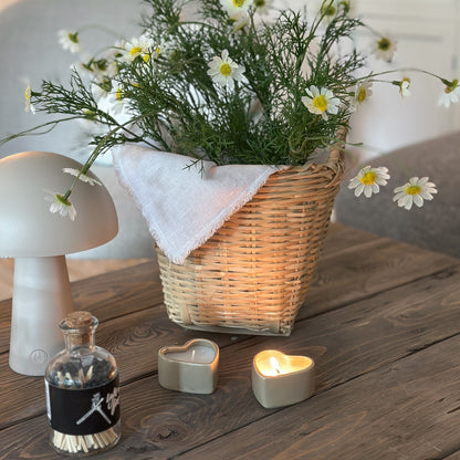 Zwei cremefarbene Kerzenhalter in Herzform, Teil des leeff Kerzen Geschenk Sets "Hanne" in einem stilvollen 2er Set