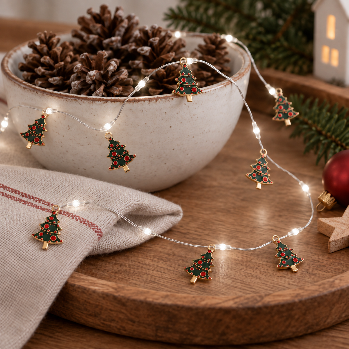 LED Lichterkette „Tannenfunkeln“ Tannenbäume Grün Warmweiß 130cm mit Timer – auf einem winterlichen Dekotablett