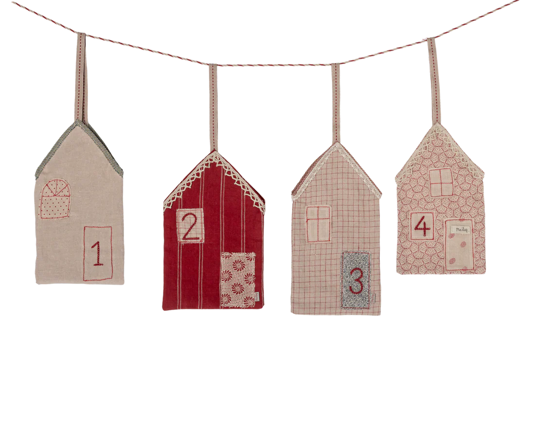 Maileg Adventskalender zum Aufhängen "Weihnachtsstraße" Stoff 100cm - Wohnen auf dem Land