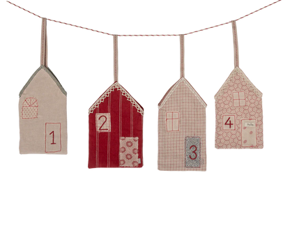 Maileg Adventskalender zum Aufhängen "Weihnachtsstraße" Stoff 100cm - Wohnen auf dem Land