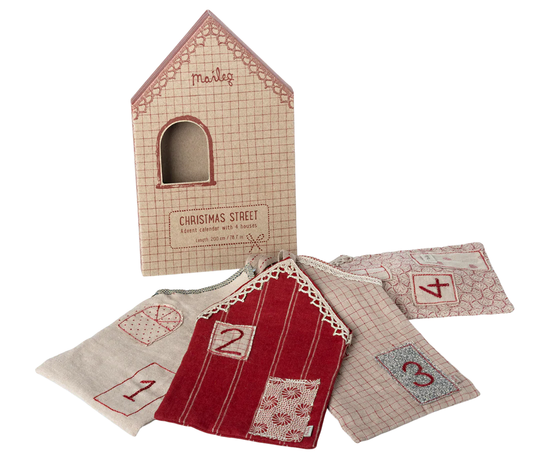 Maileg Adventskalender zum Aufhängen "Weihnachtsstraße" Stoff 100cm - Wohnen auf dem Land