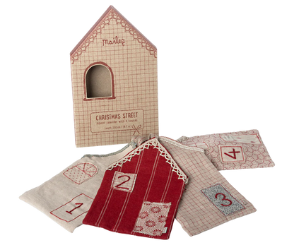 Maileg Adventskalender zum Aufhängen "Weihnachtsstraße" Stoff 100cm - Wohnen auf dem Land