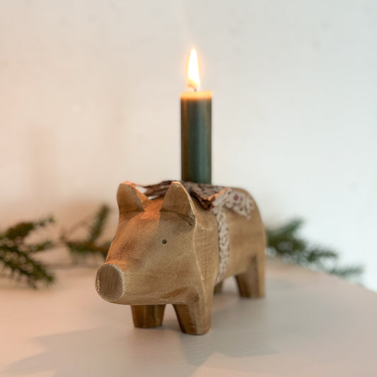 Maileg Kerzenhalter "Schwein" mit Schleife Holz Medium Natur - Wohnen auf dem Land