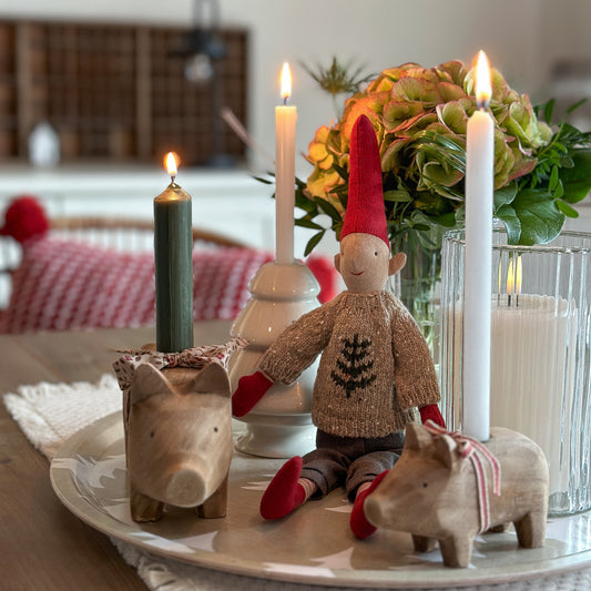 Maileg Kerzenhalter "Schwein" mit Schleife Holz Medium Natur - Wohnen auf dem Land