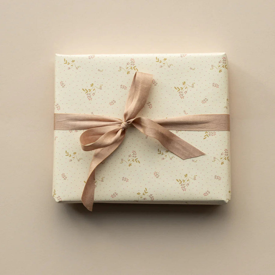 Maileg Geschenkpapier "Bae" Creme Rose, 10 m, dekoratives Geschenkpapier mit Blumenmuster für besondere Anlässe