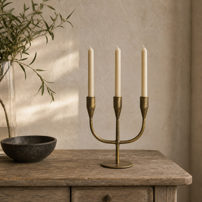 Dreiflammiger Kerzenhalter Melilla mit drei gleich hohen Armen im Landhaus-Ambiente