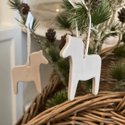 Aufhänger Deko Dalapferd "Vintersang" Keramik grau - Wohnen auf dem Land