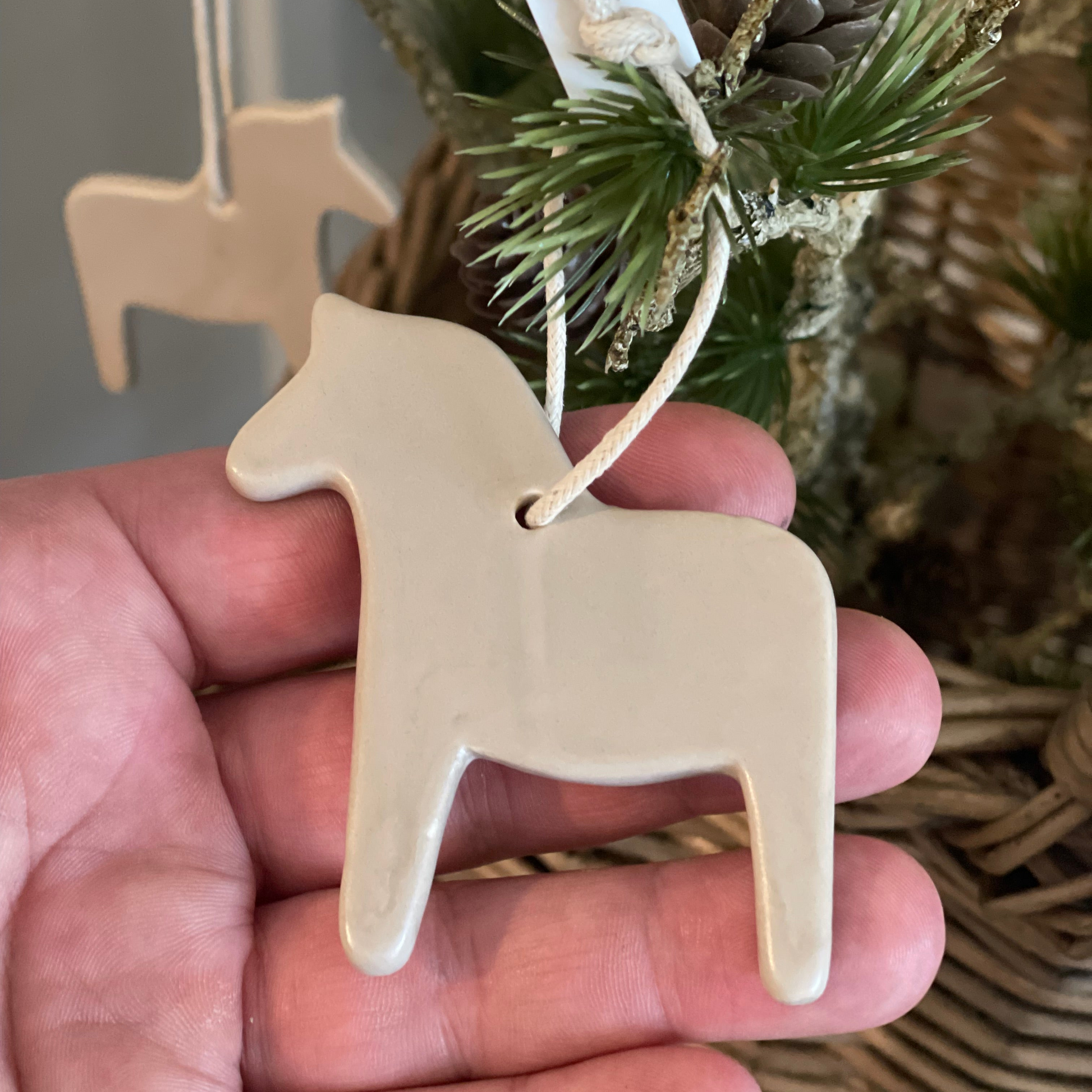 Aufhänger Deko Dalapferd "Vintersang" Keramik grau - Wohnen auf dem Land