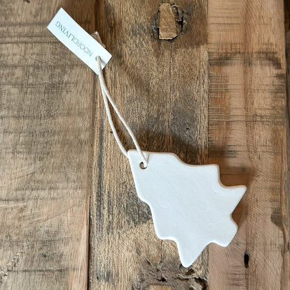 Aufhänger Deko Tannenbaum "Lykke" Keramik weiß - Wohnen auf dem Land