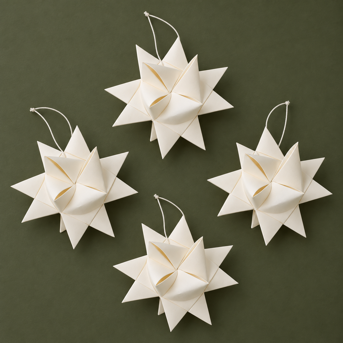 Fröbelsterne „Winterfalten“ mittel Papier Weiß 10,5cm 4er-Set – Nahaufnahme