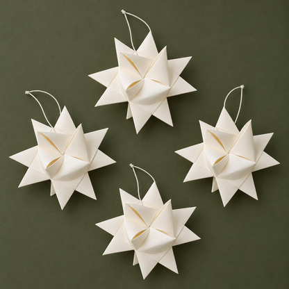 Fröbelsterne „Winterfalten“ mittel Papier Weiß 10,5cm 4er-Set – Nahaufnahme