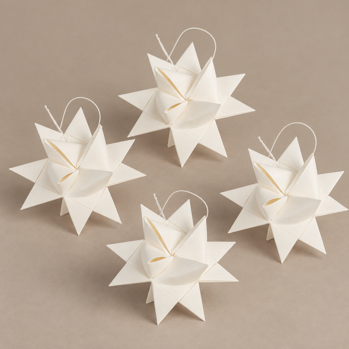 Fröbelsterne „Winterfalten“ mittel Papier Weiß 10,5cm 4er-Set – andere Perspektive