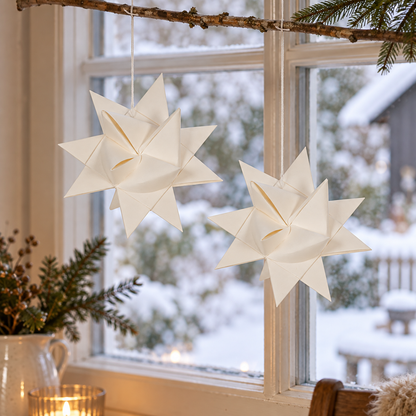 Fröbelsterne „Winterfalten“ groß Papier Weiß 16cm 2er-Set – am winterlichen Fenster
