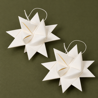 Fröbelsterne „Winterfalten“ groß Papier Weiß 16cm 2er-Set – Nahaufnahme
