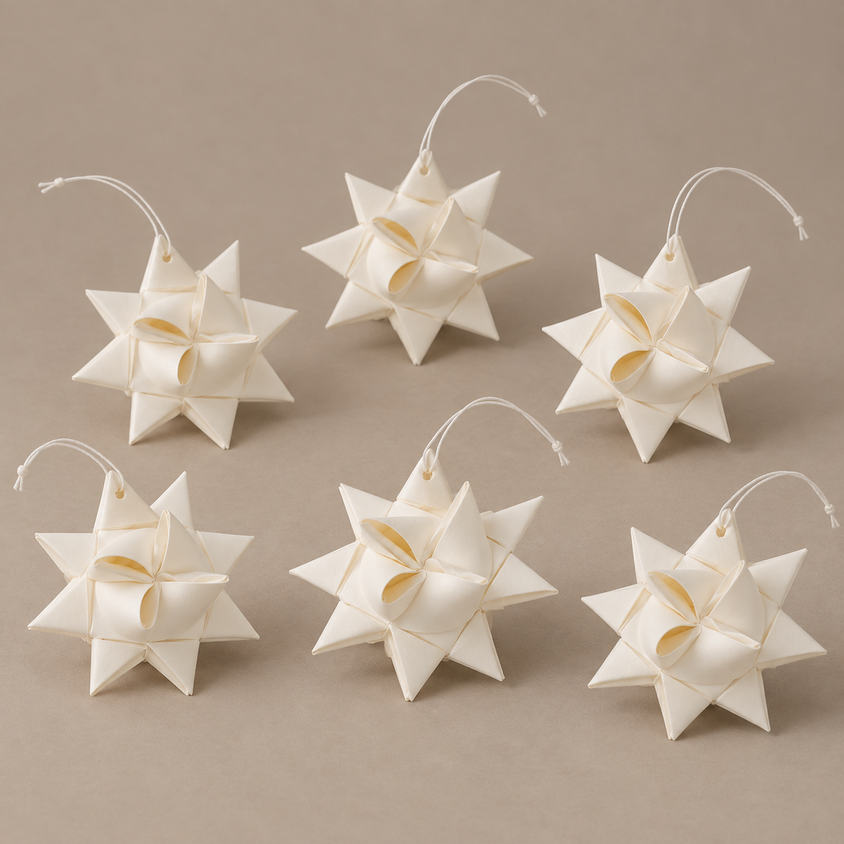Fröbelsterne „Winterfalten“ klein Papier Weiß 6,5cm 6er-Set – andere Perspektive