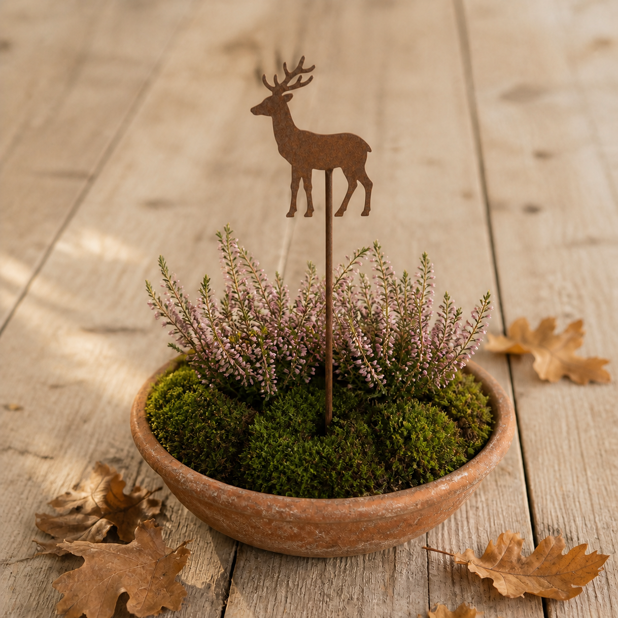 Pflanzenstecker „Hirsch“ Metall Rost 35cm – 03 ambiente draufsicht