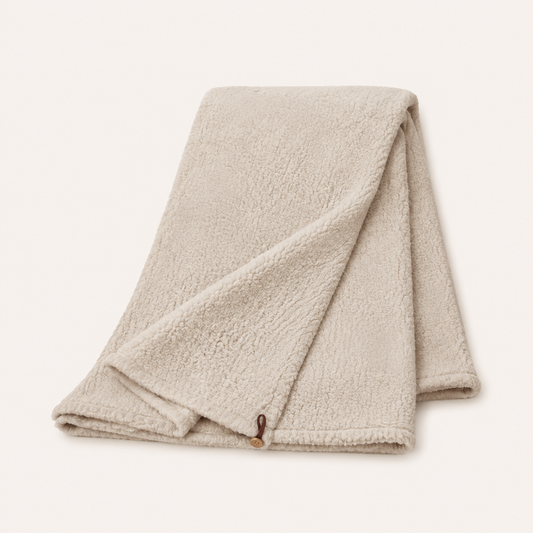 Plaid Wohndecke Teddy in Taupe freigestellt