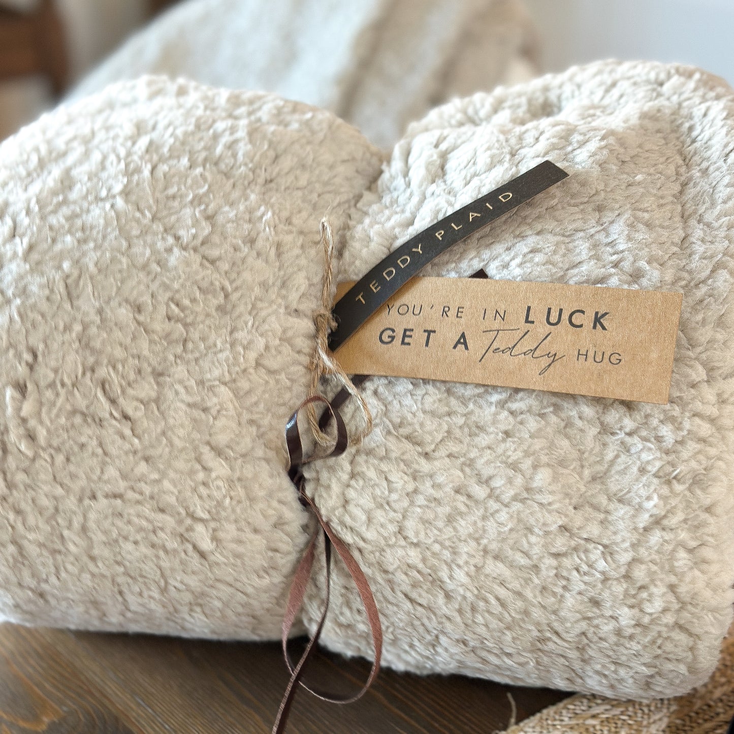 Detail der Teddyfleece Struktur und Knopfschlaufe