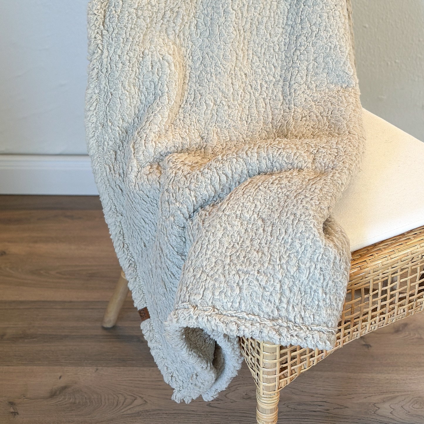 Taupefarbene Teddy Wohndecke auf einem Stuhl
