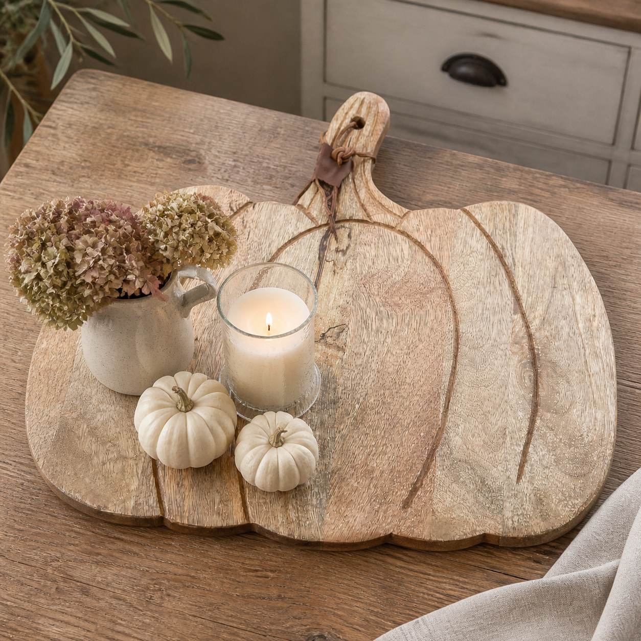 Mangoholz-Brett "Pumpkin" als herbstlich dekoriertes Tablett im Landhausstil
