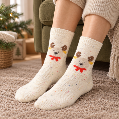 Cremefarbene Rentiersocken Winterfreund mit bunten Sprenkeln an den Füßen auf einem weichen Teppich