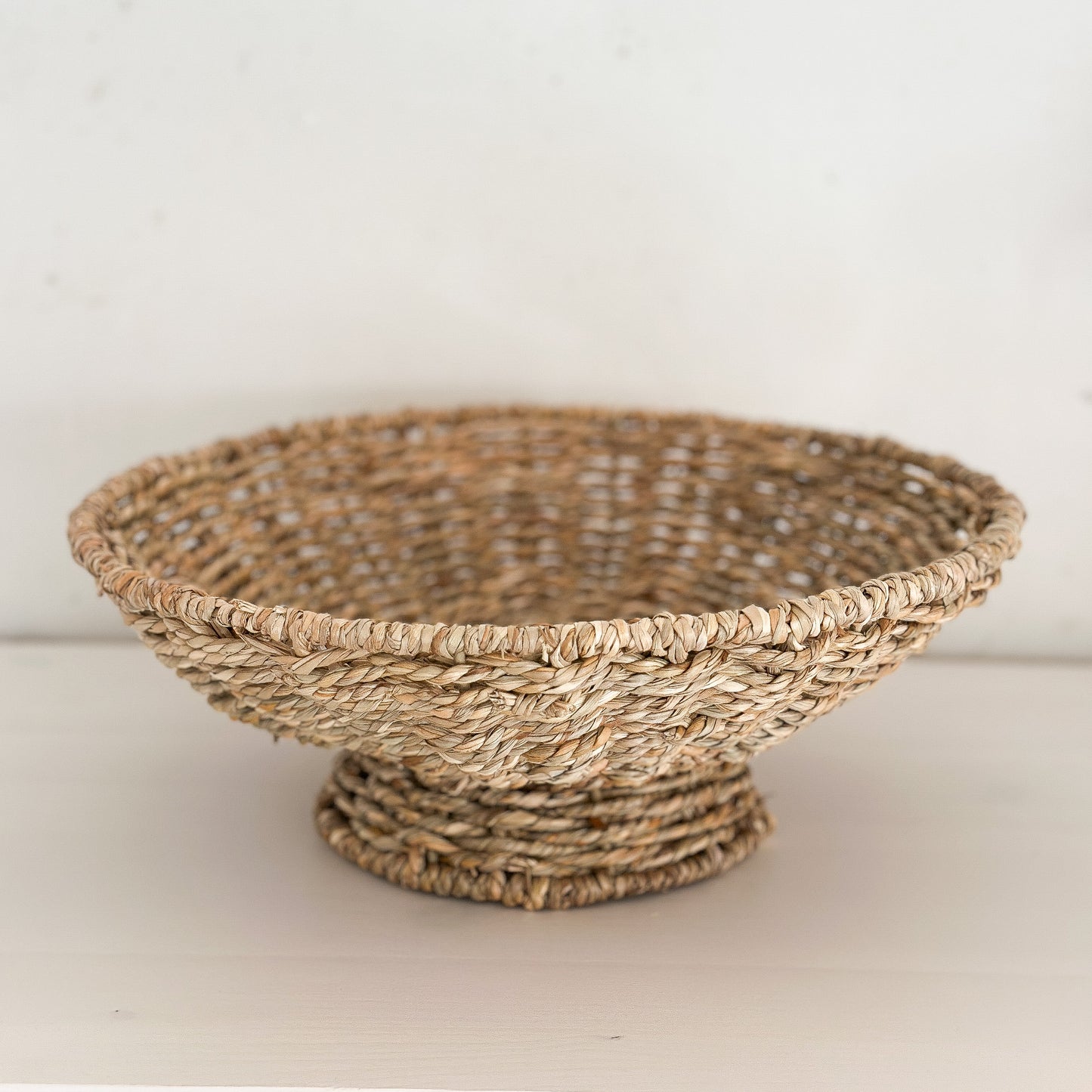 Naturfarbenes Tablett "Juna" aus Seegras, 30cm, ideal für Obst und Dekoration, von Wohnen auf dem Land.