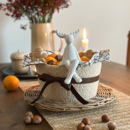 Teddy-Schale auf einem Weihnachtstisch mit Stoffeinlage, Nüssen, Mandarinen und Elchfigur als Dekobeispiel.