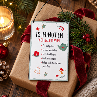Schild „15 Minuten Weihnachtspause“ Metall Weiß Mintgrün Rot 10x15cm zum Hängen – auf einer Geschenkverpackung