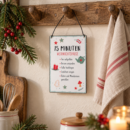 Schild „15 Minuten Weihnachtspause“ Metall Weiß Mintgrün Rot 10x15cm zum Hängen – an einer rustikalen Hakenleiste