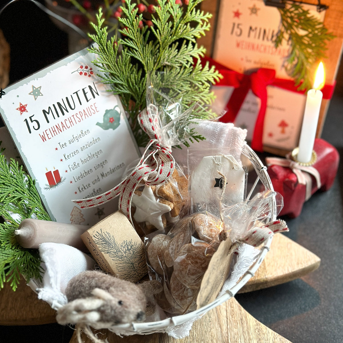 Schild „15 Minuten Weihnachtspause“ Metall Weiß Mintgrün Rot 10x15cm zum Hängen – Originalfoto im Geschenkkorb. Weitere Dekoration ist nicht enthalten.