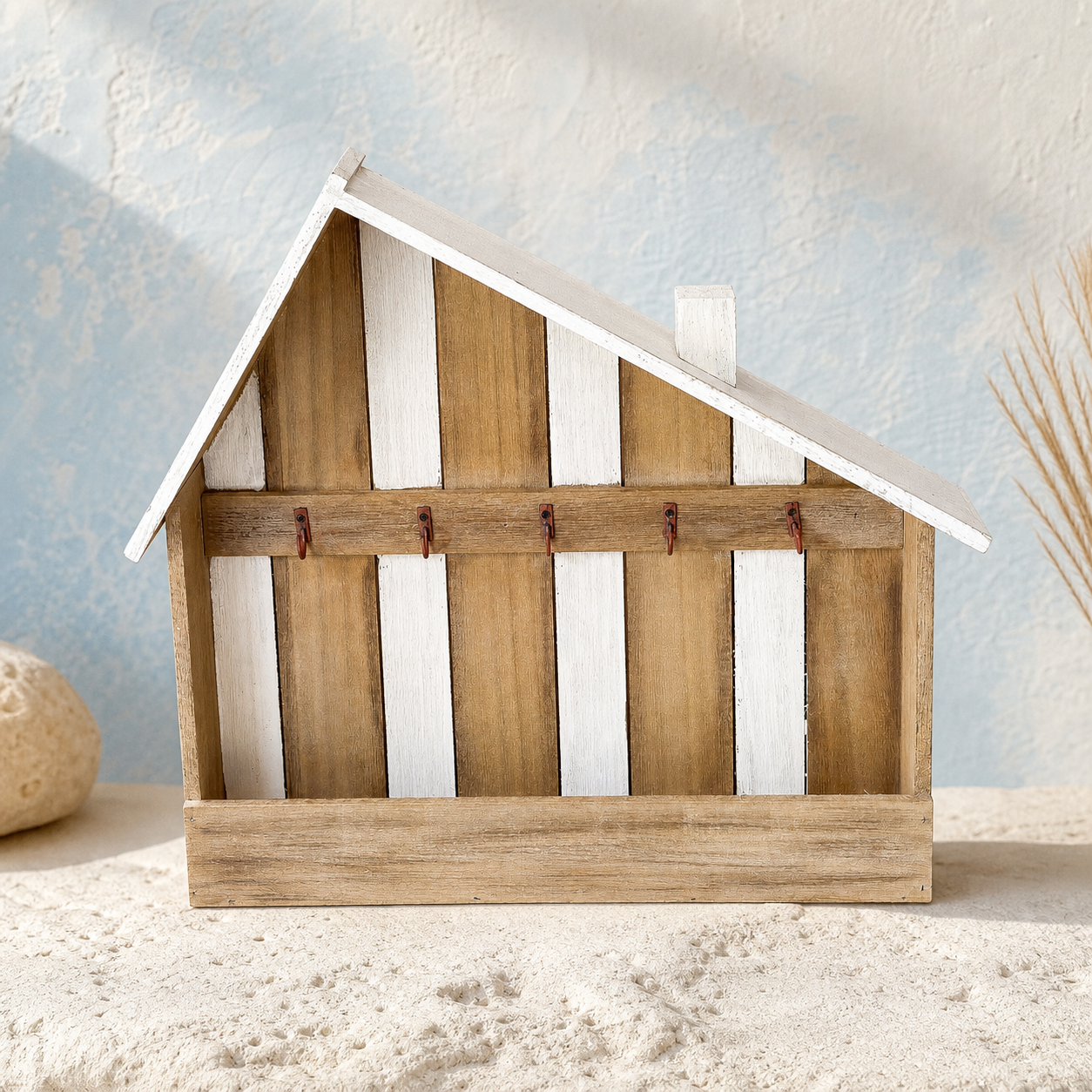Schlüsselhaus Strandhaus offenes Holz Schlüsselbrett vor maritimem Kontrast Hintergrund