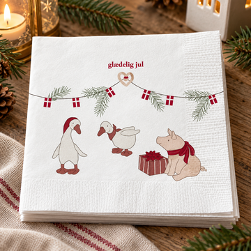 Servietten „Nordic Pixie“ Schwein und Gans 20er-Pack in einer winterlichen Nahaufnahme