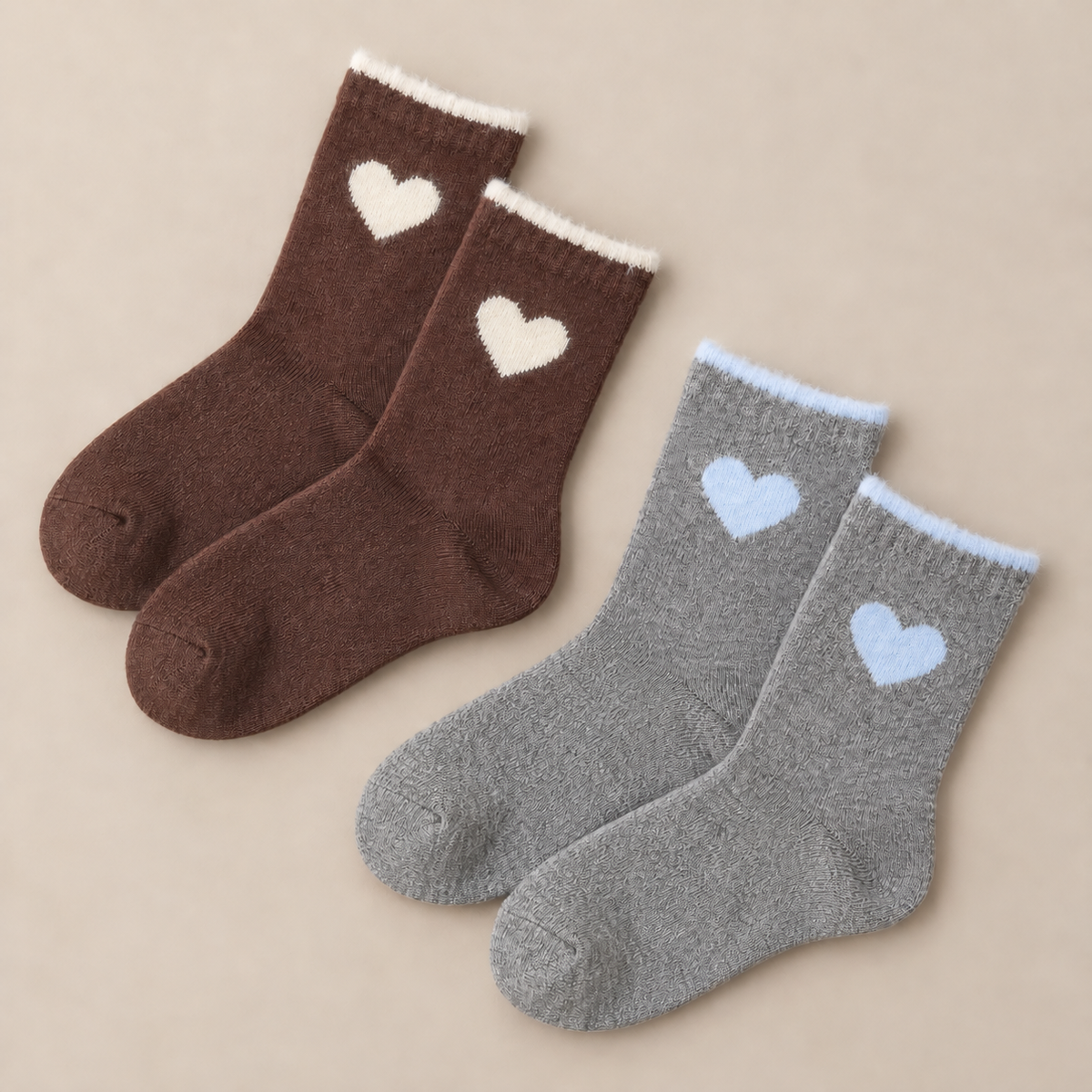Socken Herzzeit Braun/Blau als 2er-Set mit vier Socken und Herzmotiven, Nahaufnahme