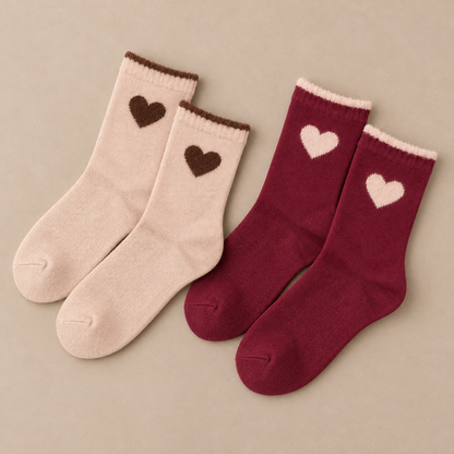 Socken Herzzeit Taupe/Rot als 2er-Set mit vier Socken und Herzmotiven, Nahaufnahme