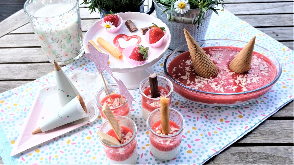 Serviertes Spaghetti-Eis-Dessert mit Erdbeeren
