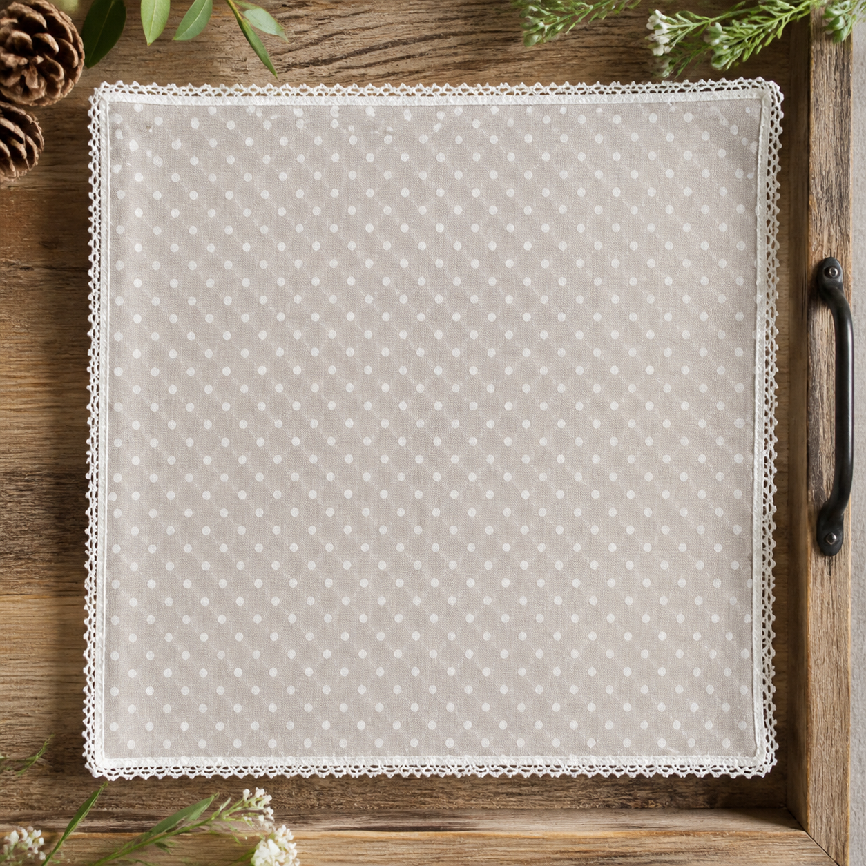 Stoffserviette mit Spitze "Dotty" Beige Punkte 40cm – 03 ambiente draufsicht