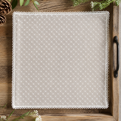 Stoffserviette mit Spitze "Dotty" Beige Punkte 40cm – 03 ambiente draufsicht