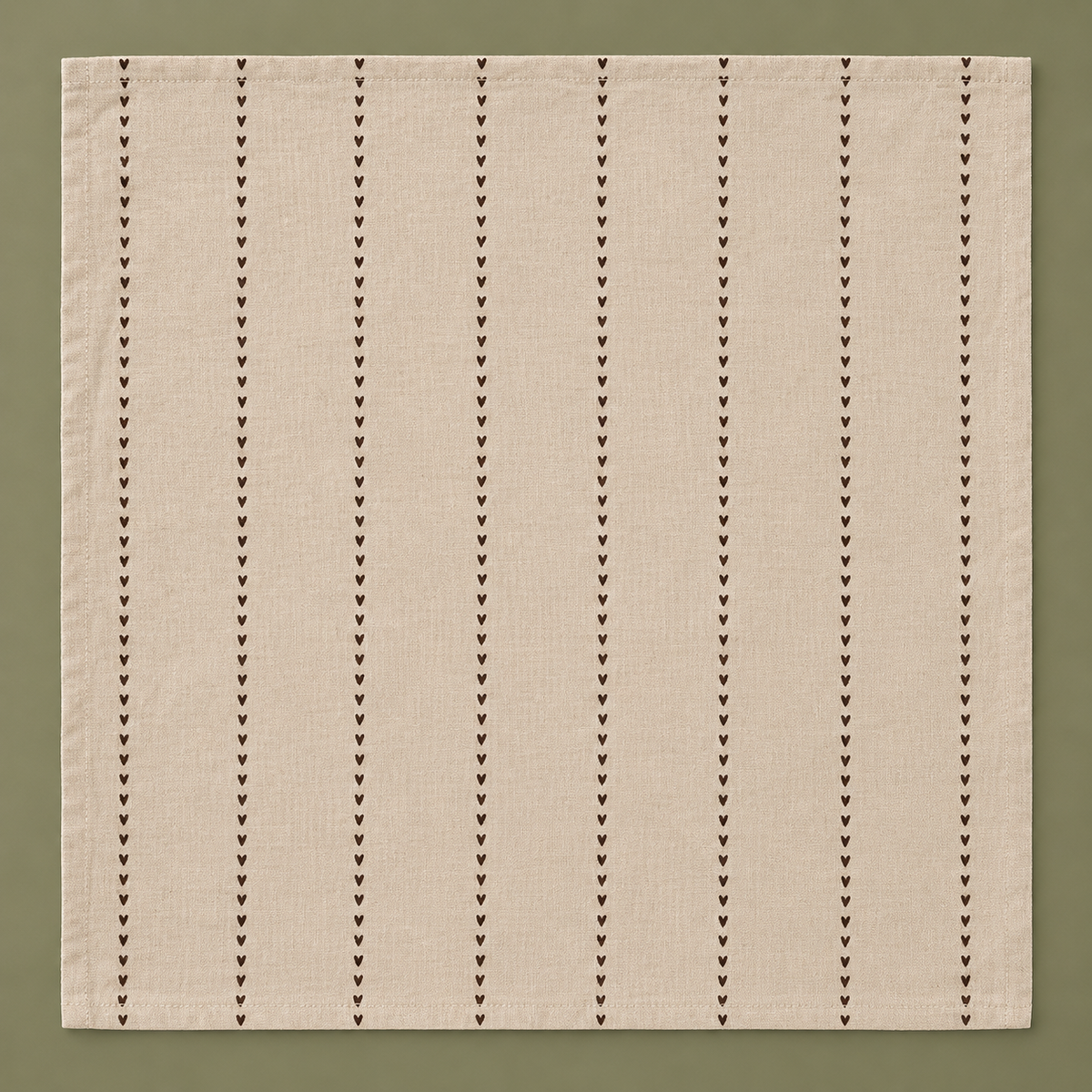 Stoffserviette Valentina Natur mit braunen Herzreihen, vollständig geöffnet als Quadrat mit 40 × 40 cm