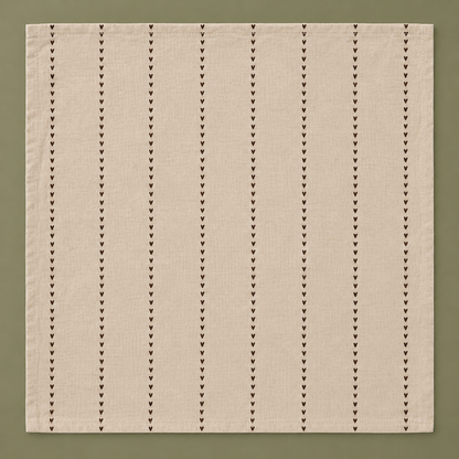 Stoffserviette Valentina Natur mit braunen Herzreihen, vollständig geöffnet als Quadrat mit 40 × 40 cm